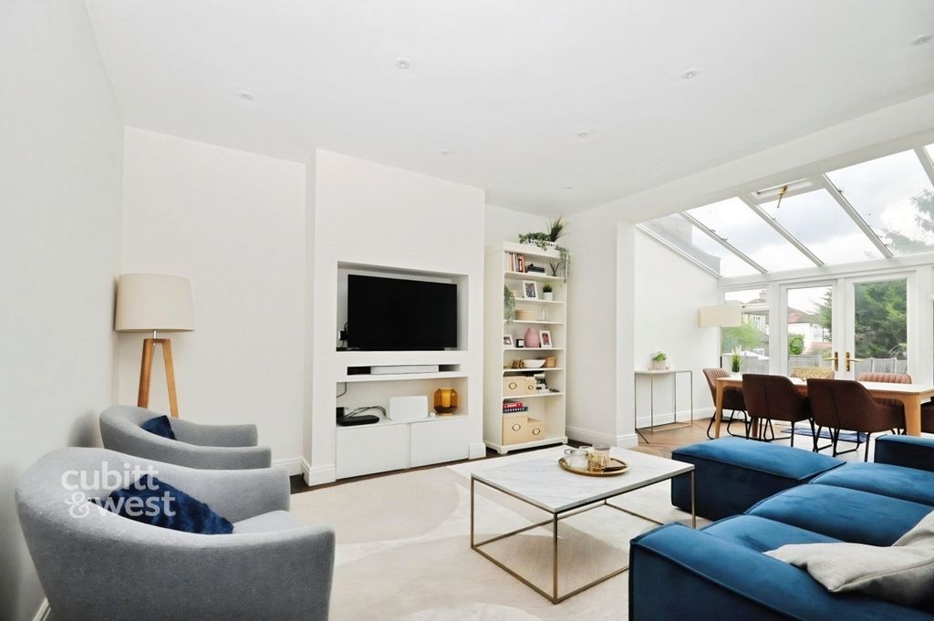 Property photo 2 of 15 9B712620-Lounge