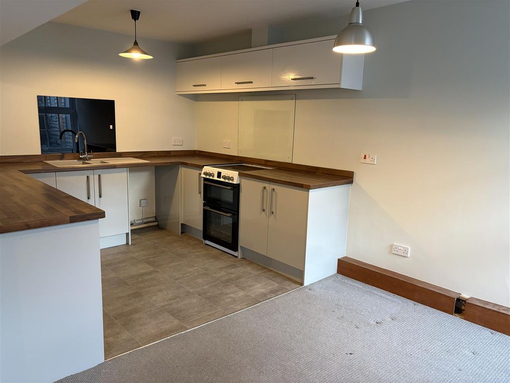 Property photo 2 of 10 Kitchen/Dining Area