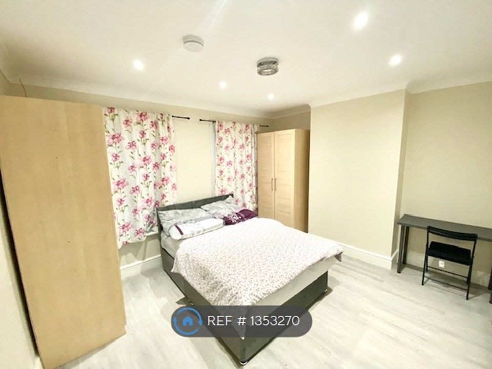 Property photo 1 of 9 Biggest Bedroom: £700