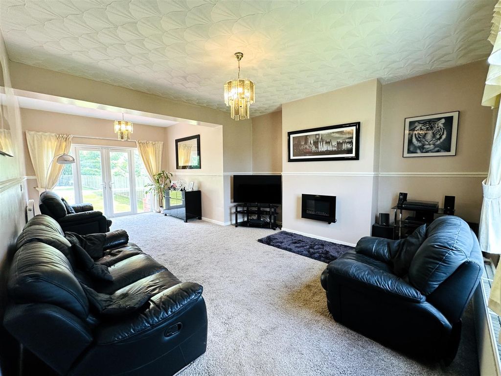 Property photo 3 of 32 Lounge