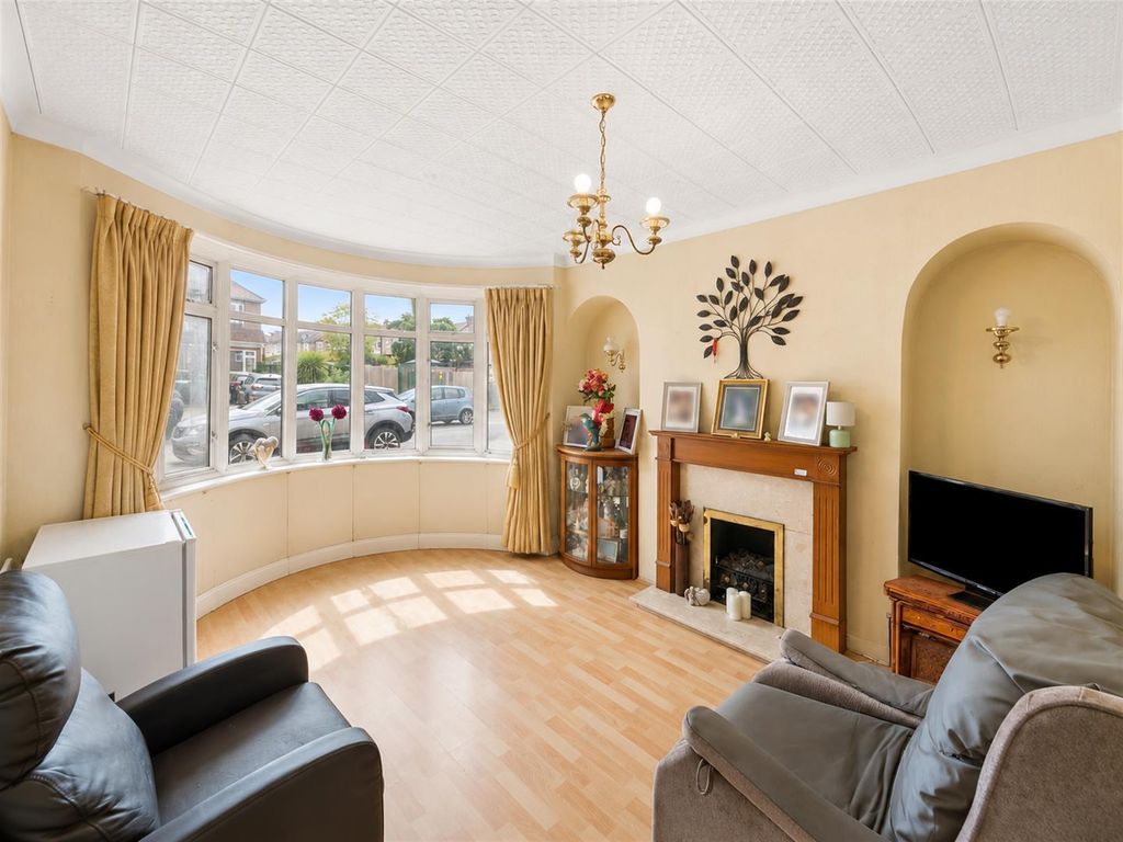 Property photo 2 of 12 425Ef3E5-462d-4A62-8F03-c5Ae18Ed5718.Png