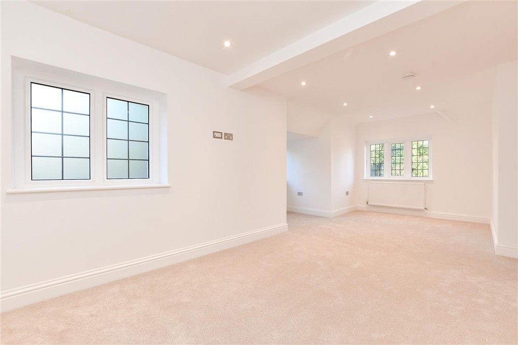 Property photo 3 of 16 Lounge