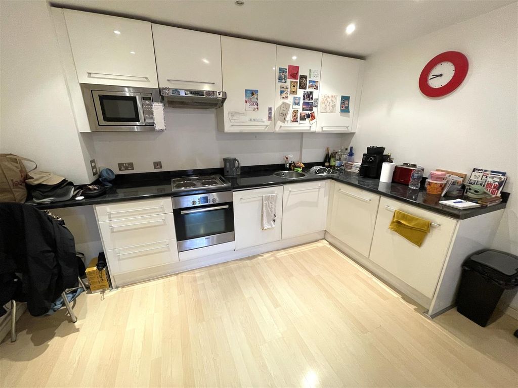 Property photo 3 of 9 Kitchen