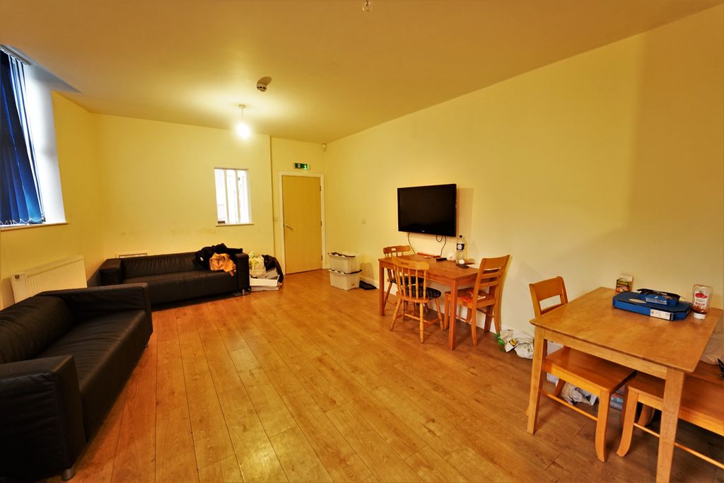 Property photo 3 of 9 Living 1.1