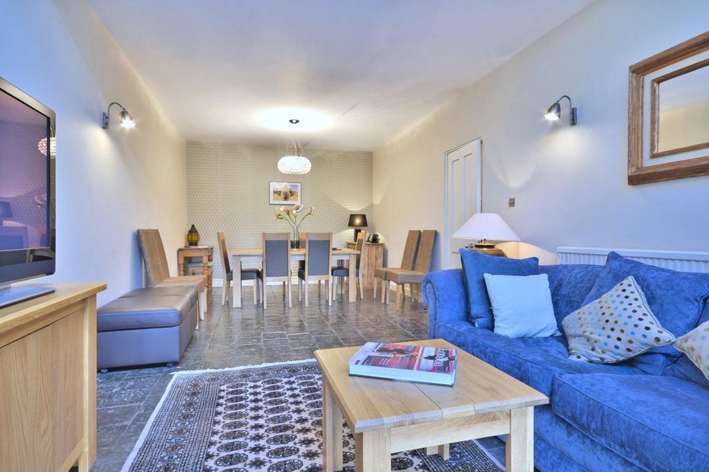 Property photo 2 of 11 1