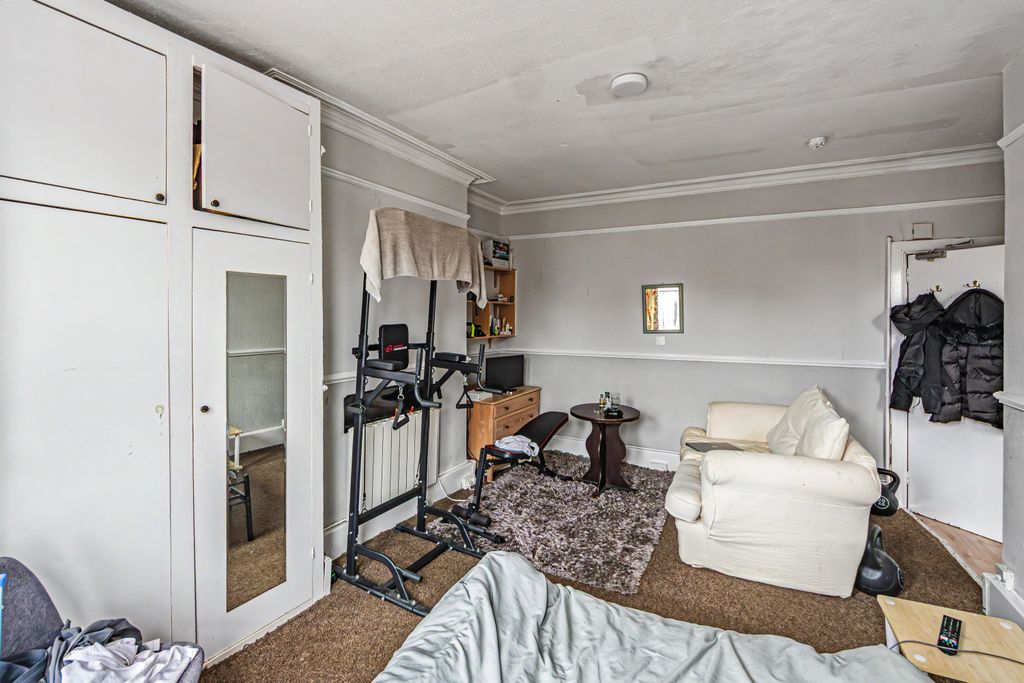 Property photo 2 of 24 25 Windsor Road, Bournemouth, Bh5 1DT