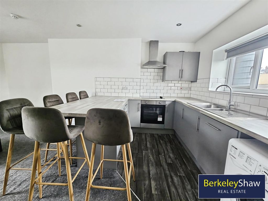 Property photo 2 of 11 Kitchen