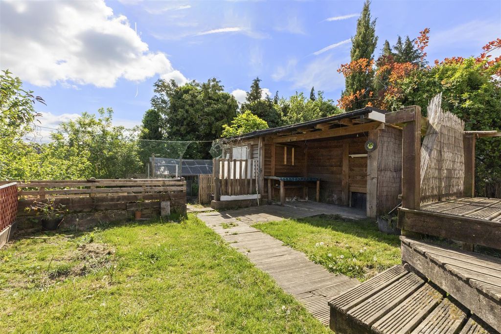 Property photo 2 of 15 Mayhew Crescent-3.Jpg