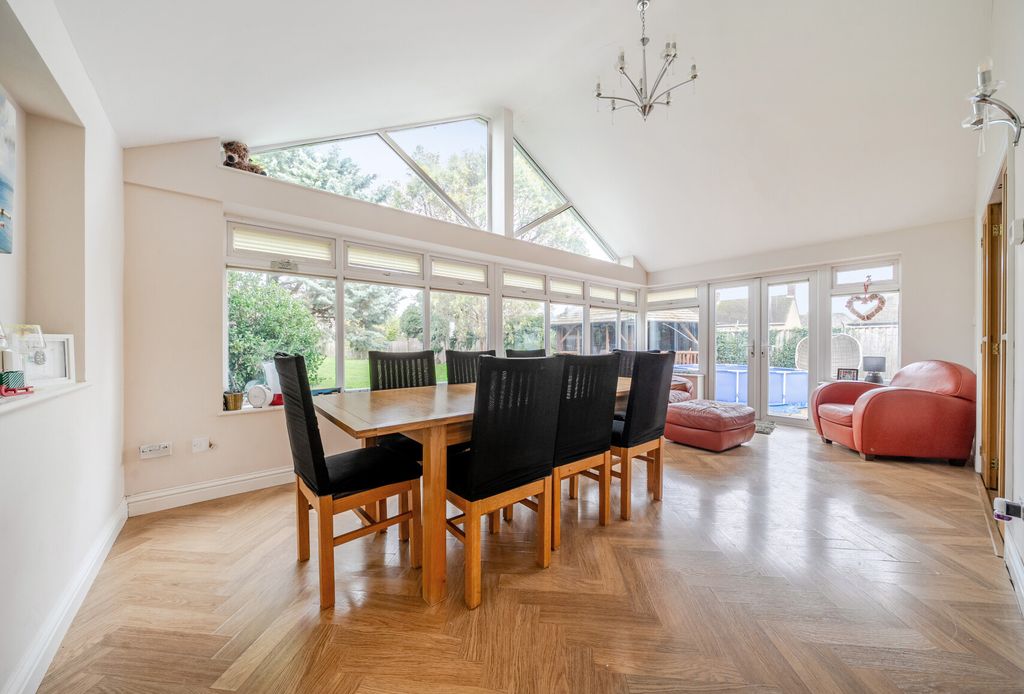 Property photo 2 of 14 1384779-12-692465...