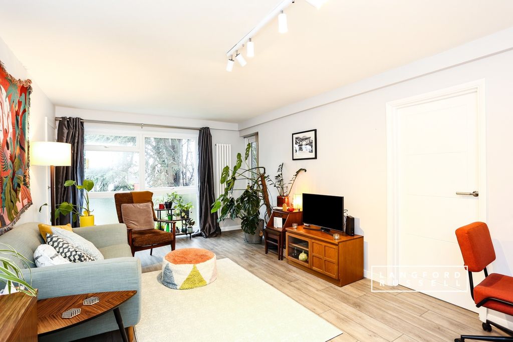 Property photo 3 of 10 Reception