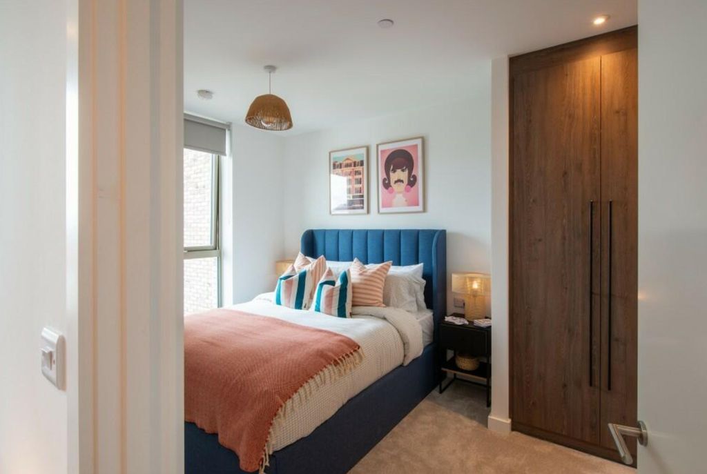 Property photo 3 of 14 A Spacious And Well-Lit Large Double Bedroom Featu...
