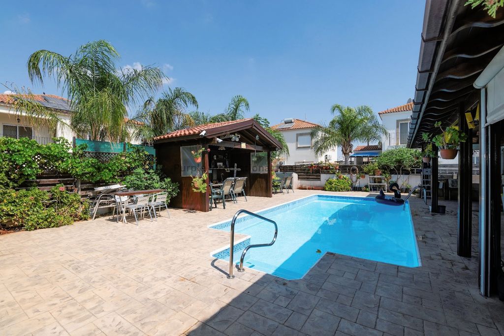 Property photo 2 of 34