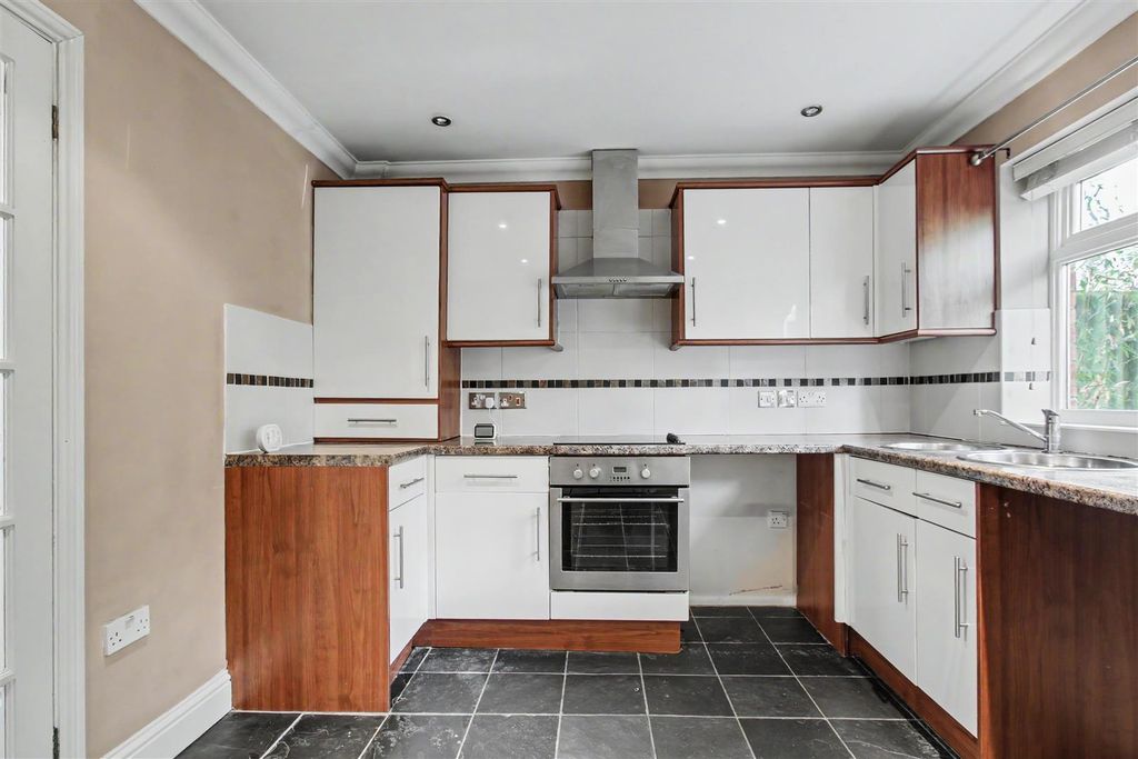 Property photo 3 of 17 Kitchen
