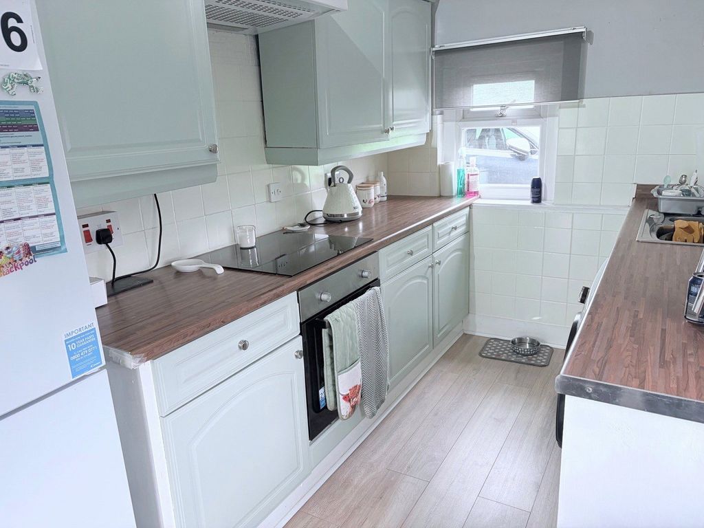 Property photo 3 of 10 Kitchen