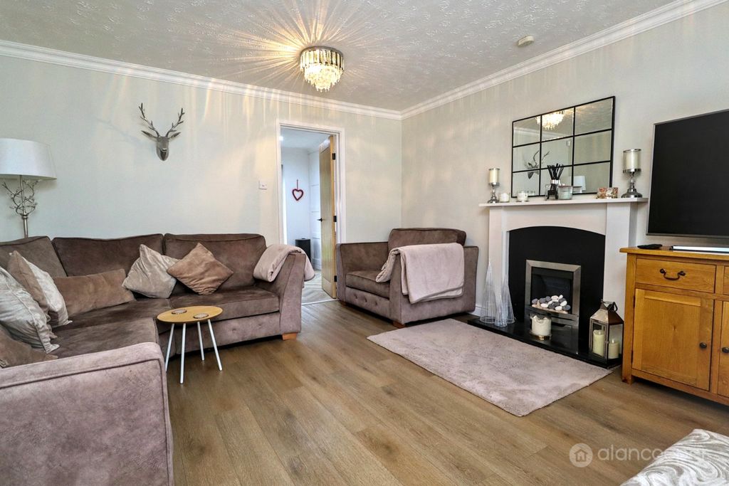 Property photo 2 of 22 4576843