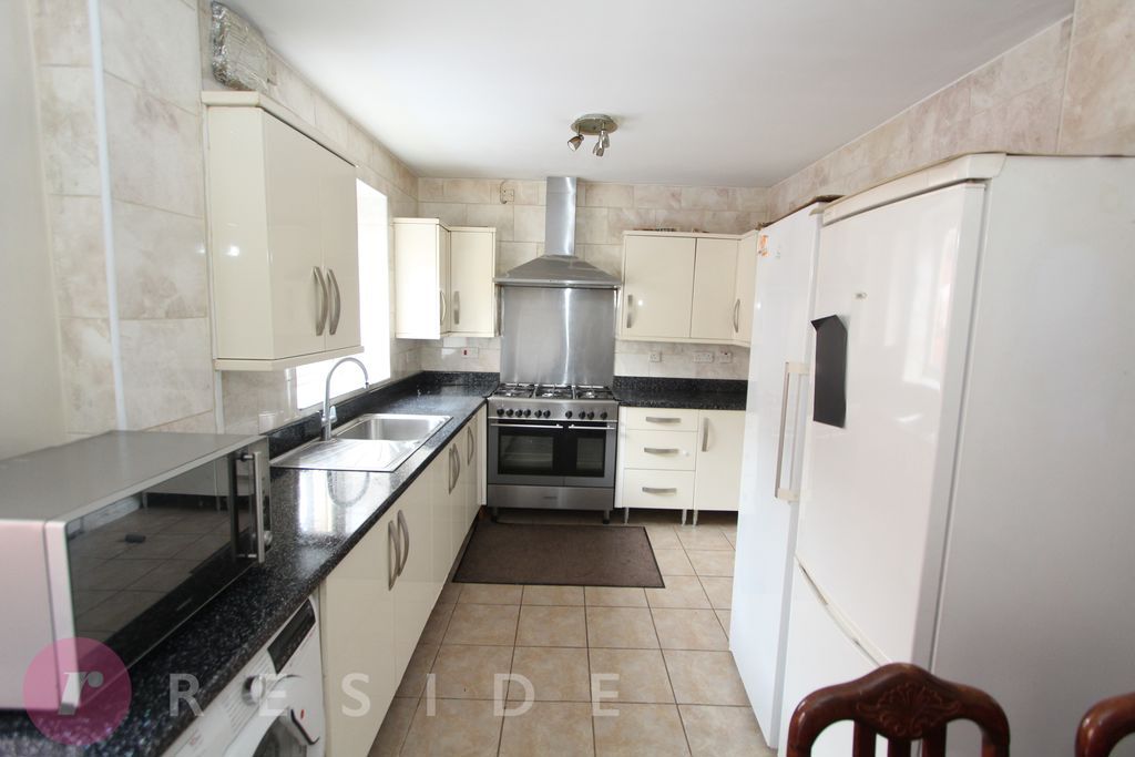 Property photo 3 of 11 Kitchen