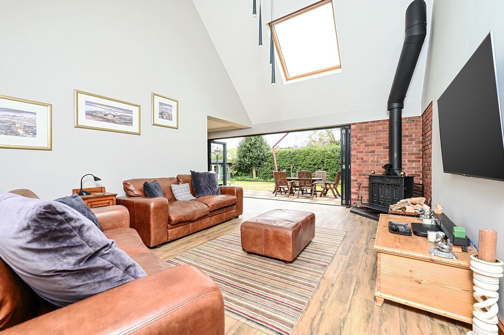 Property photo 2 of 13 Lounge