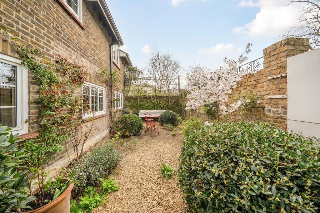 Property photo 2 of 17 Private Garden