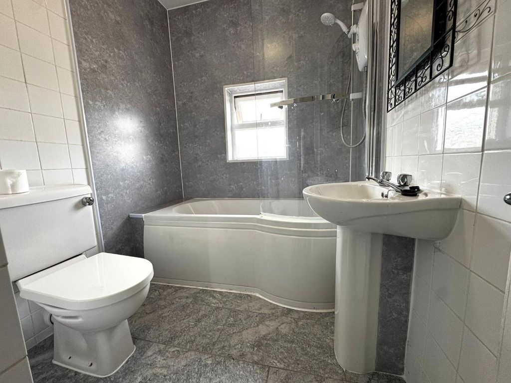 Property photo 2 of 5 Bathroom .1.Jpeg