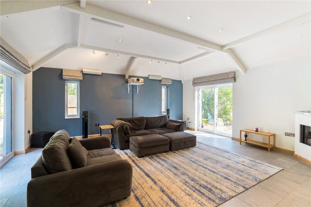 Property photo 3 of 18 Sitting Room