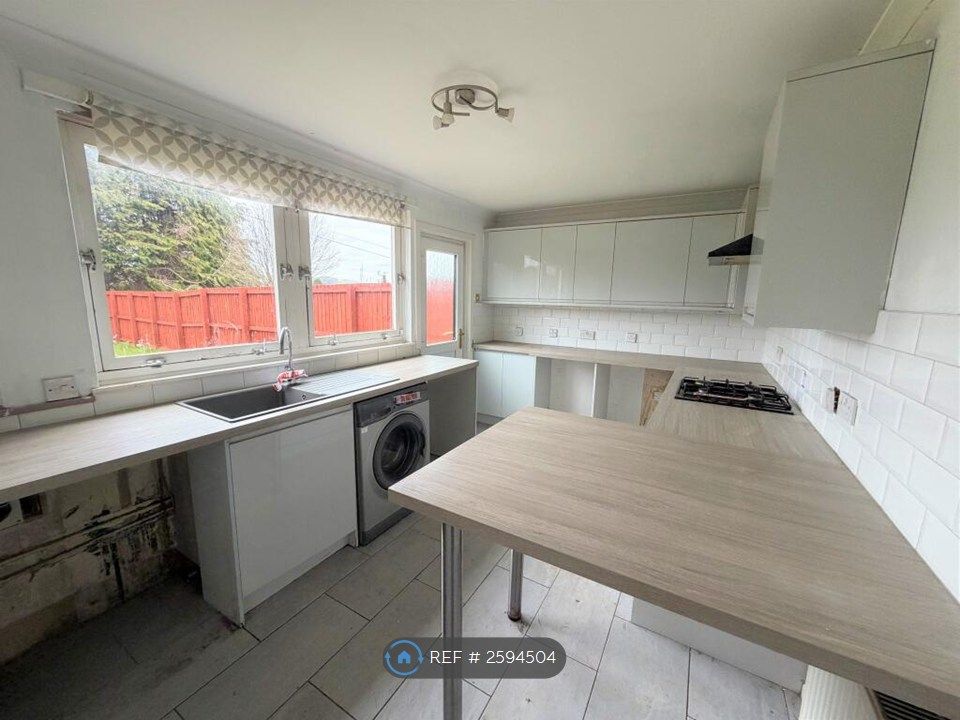 Property photo 3 of 10 Kitchen