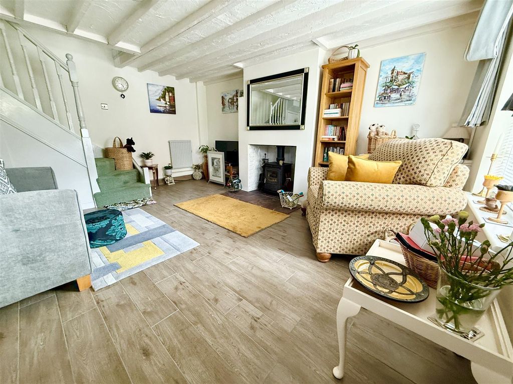 Property photo 3 of 17 Lounge