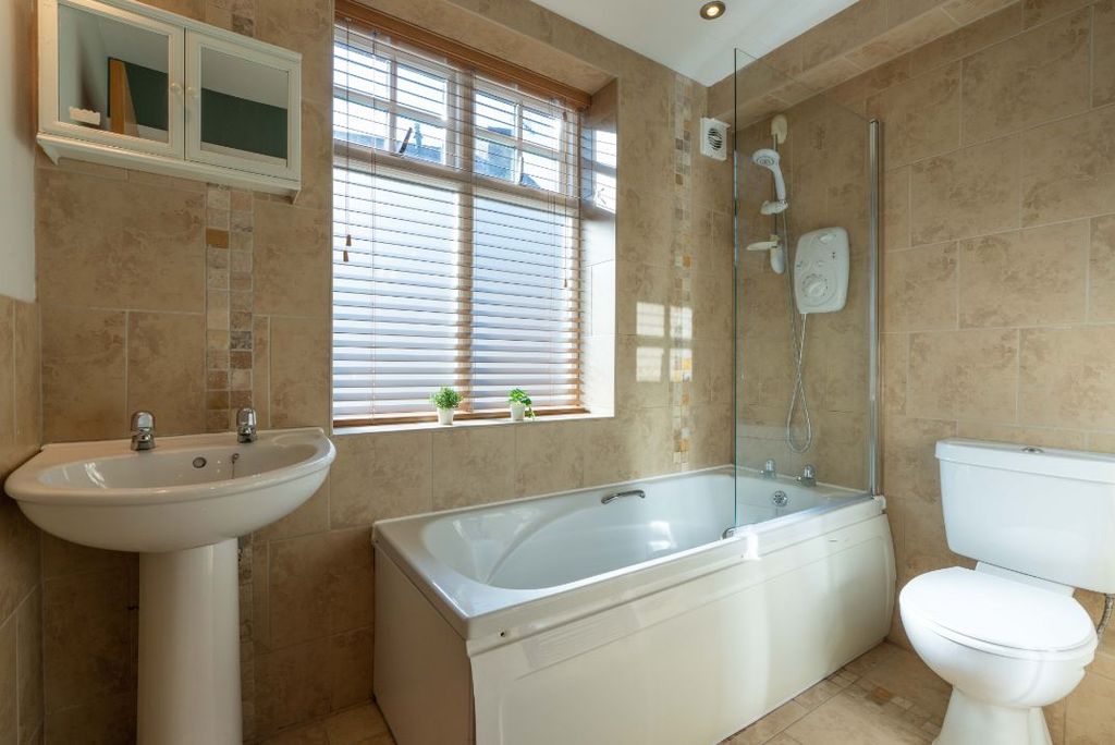 Property photo 2 of 10 Syf14 - Bathroom