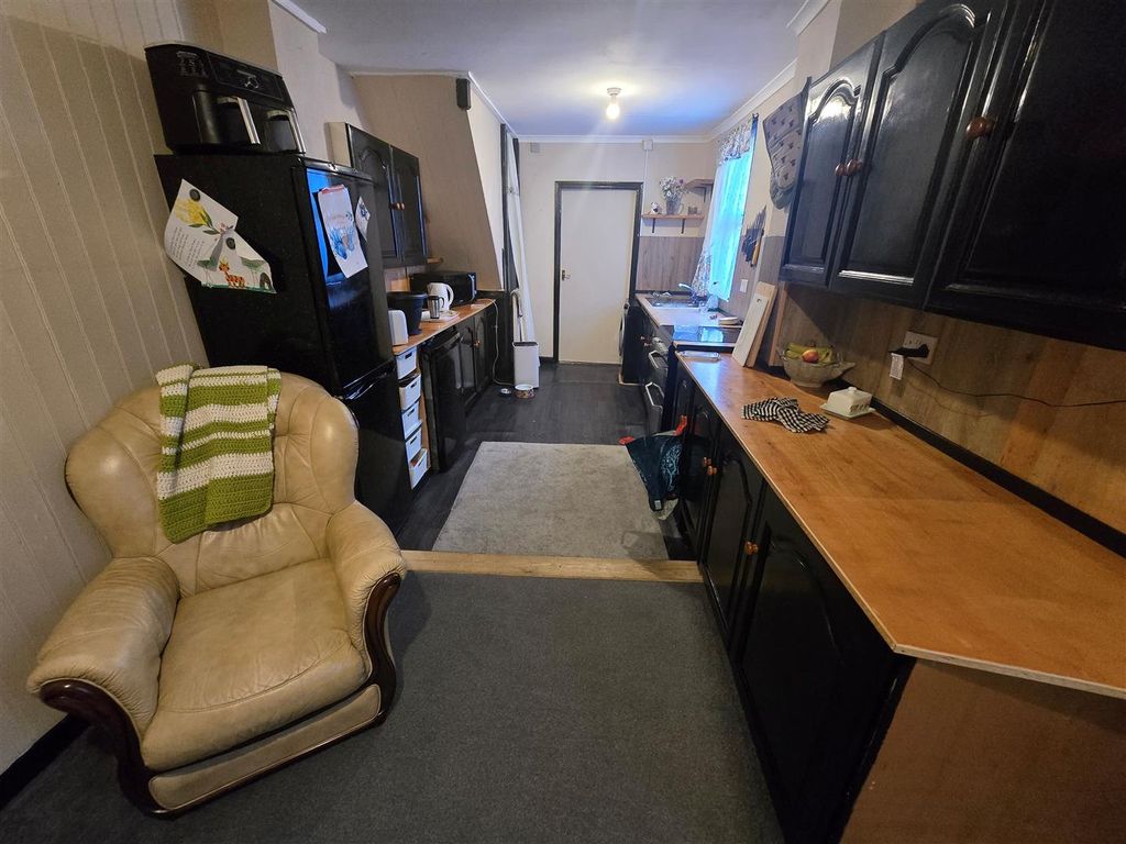 Property photo 2 of 7 Kitchen