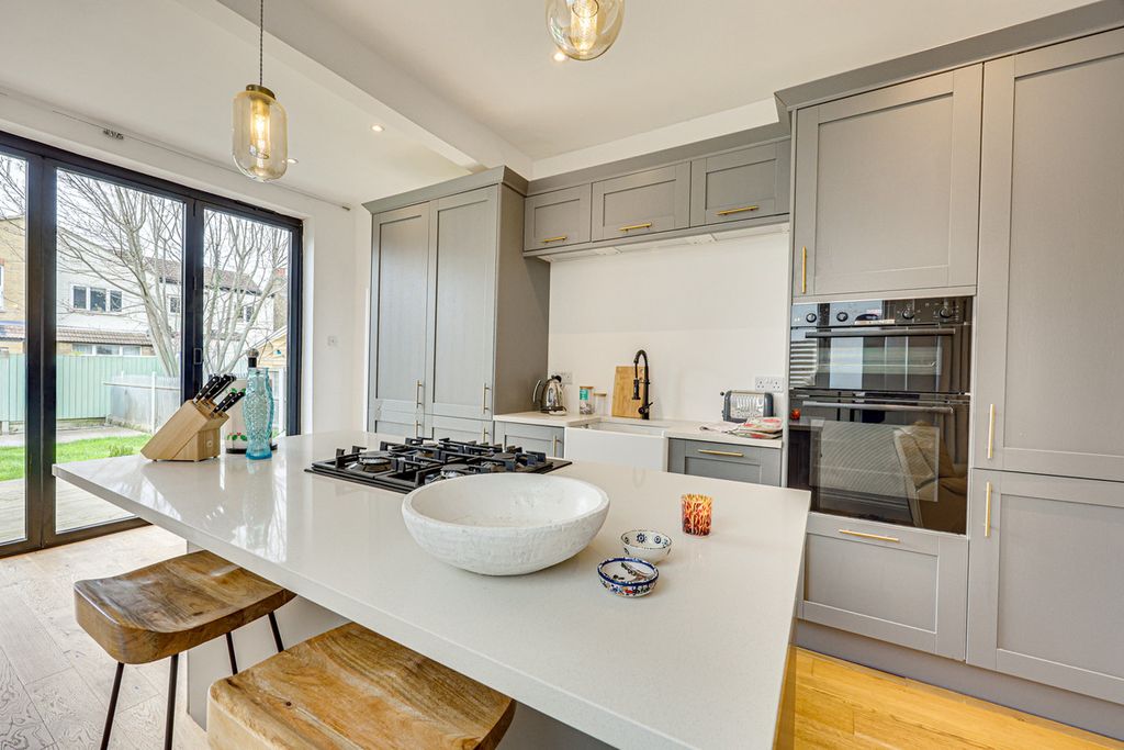 Property photo 2 of 32