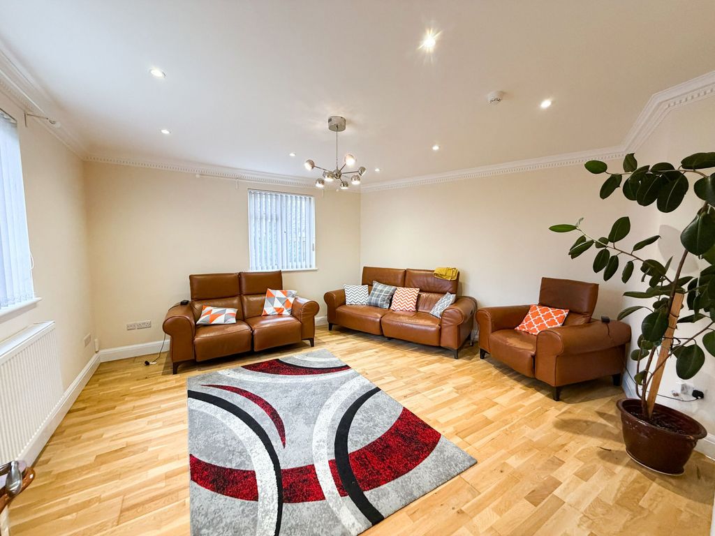 Property photo 2 of 13 Fencepiece Rd Ig6