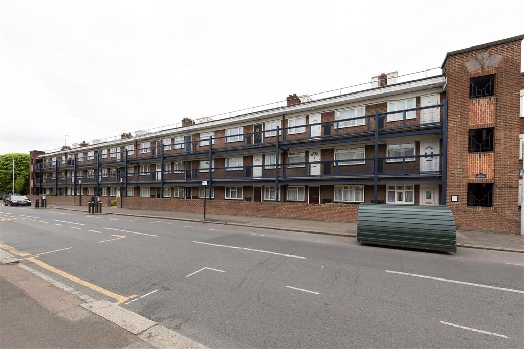 Property photo 1 of 13 Essex Road, E11
