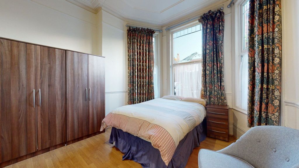 Property photo 1 of 6 Bedroom