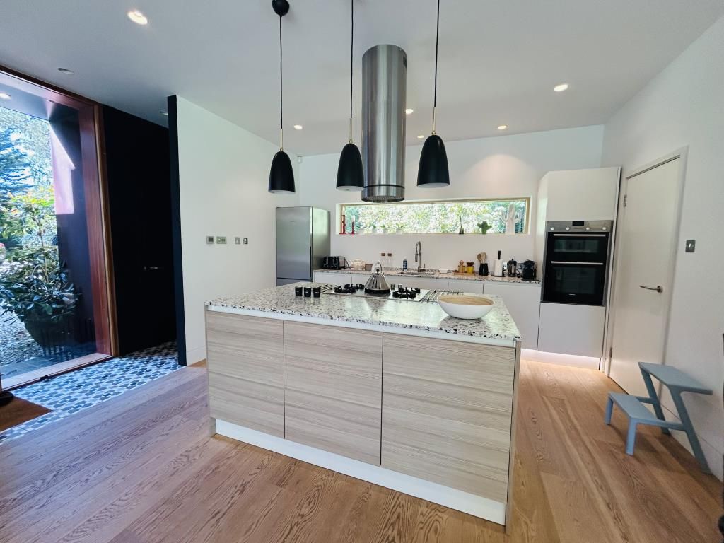 Property photo 3 of 19 Kitchen