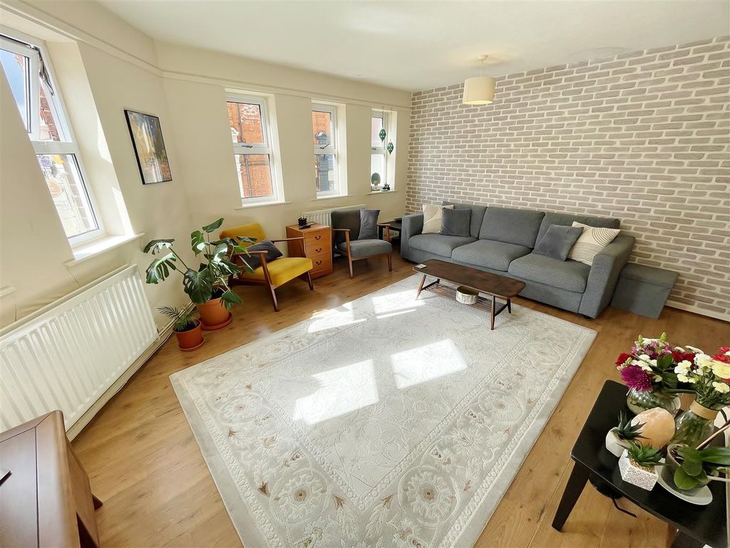 Property photo 3 of 20 Lounge