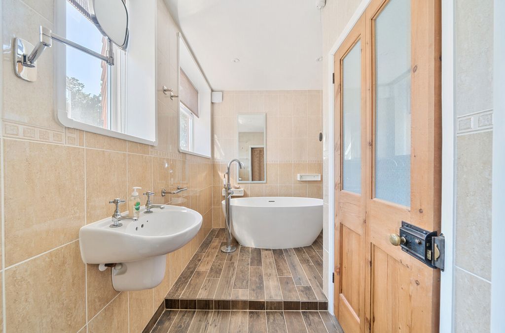 Property photo 3 of 12 1295152-13-68270F...
