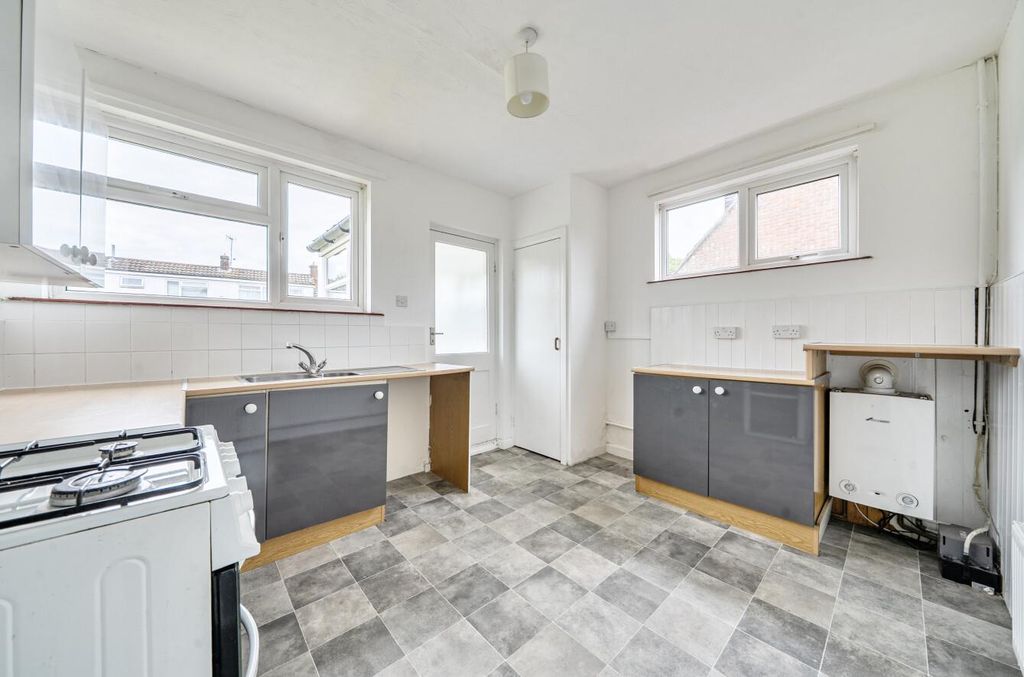 Property photo 3 of 16 18 Broad Lane (10).Jpg