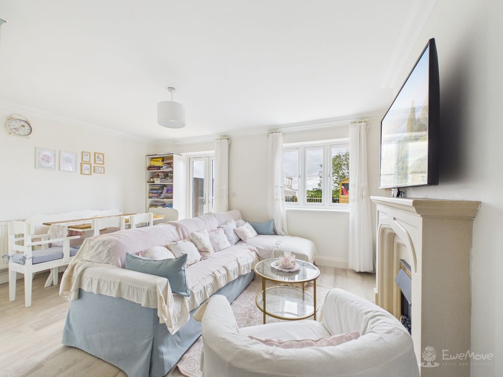 Property photo 2 of 27 Living Room- Mark Stephens Ewemove Newmarket And S