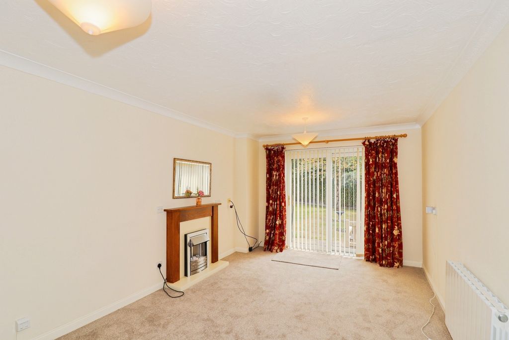 Property photo 3 of 12 Lounge