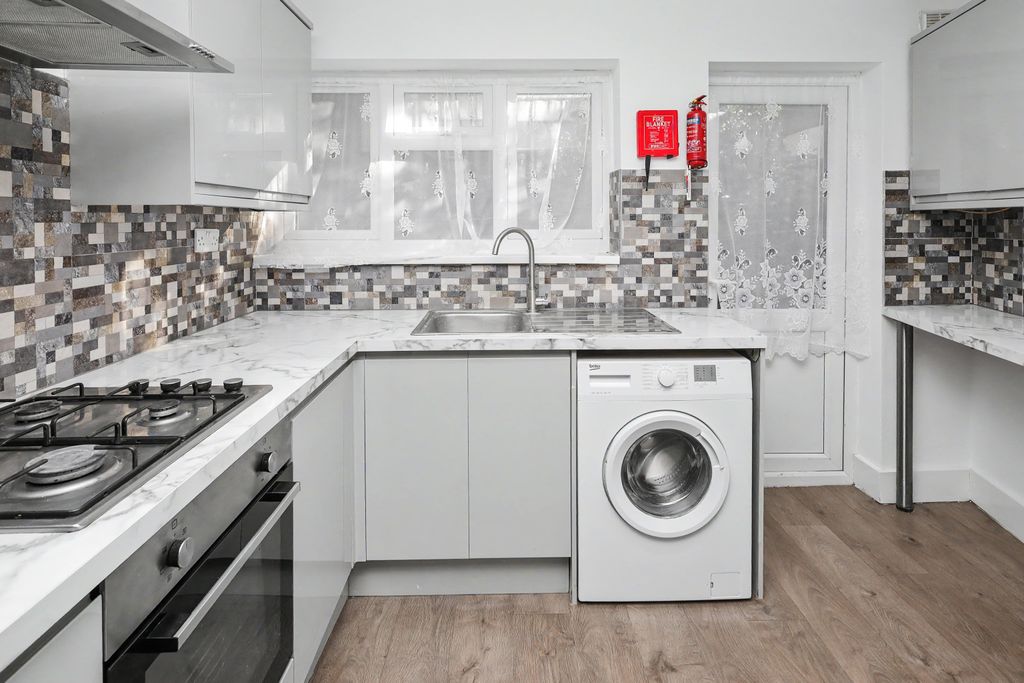Property photo 2 of 19 1 Eric Road, Forest Gate, London E7 0Az