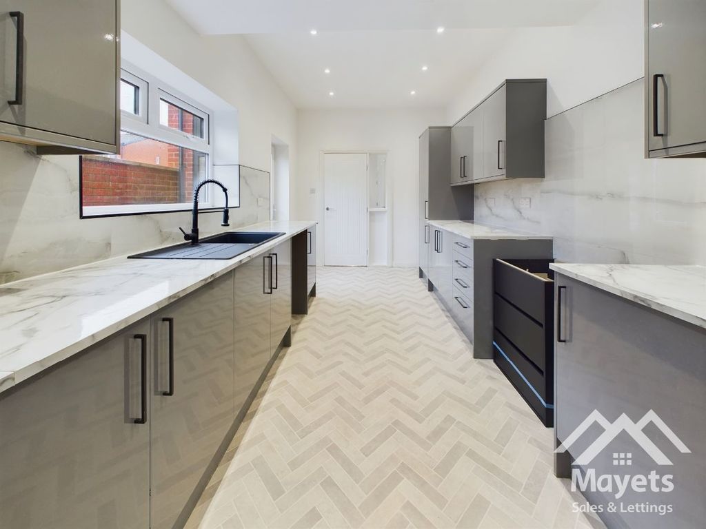 Property photo 1 of 32