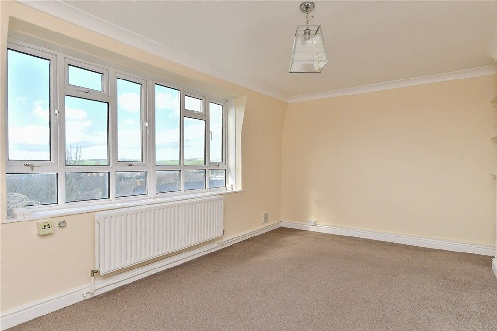 Property photo 3 of 11 Lounge