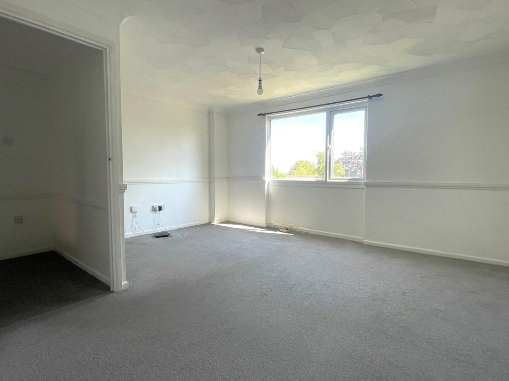 Property photo 3 of 7 Living Room