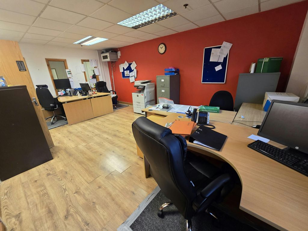 Property photo 3 of 7 Office 1