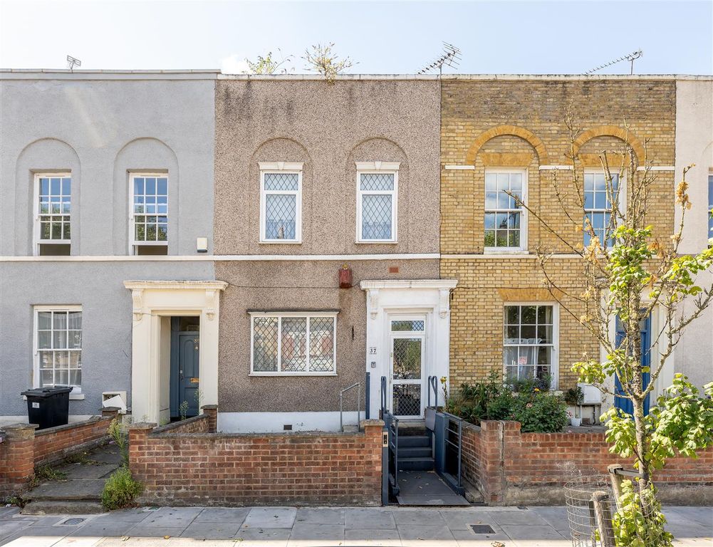 Property photo 1 of 16 Fairfield Road, E3