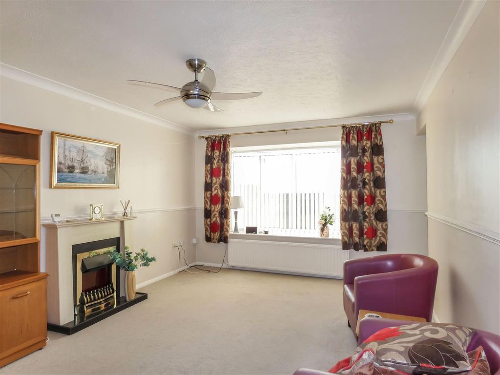 Property photo 2 of 10 Lounge