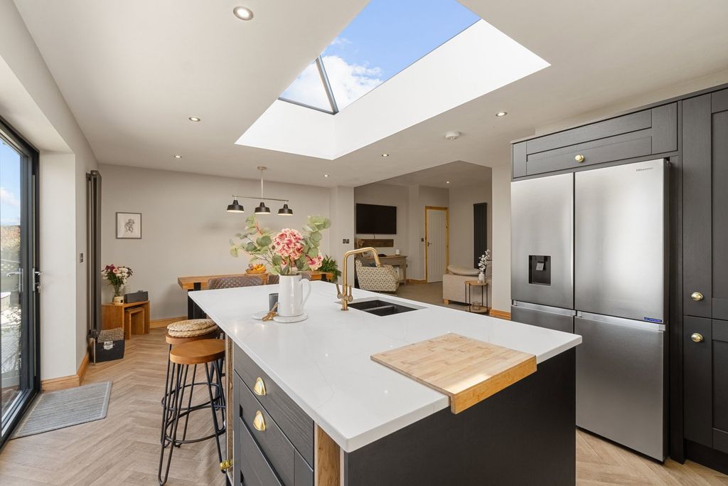 Property photo 2 of 25