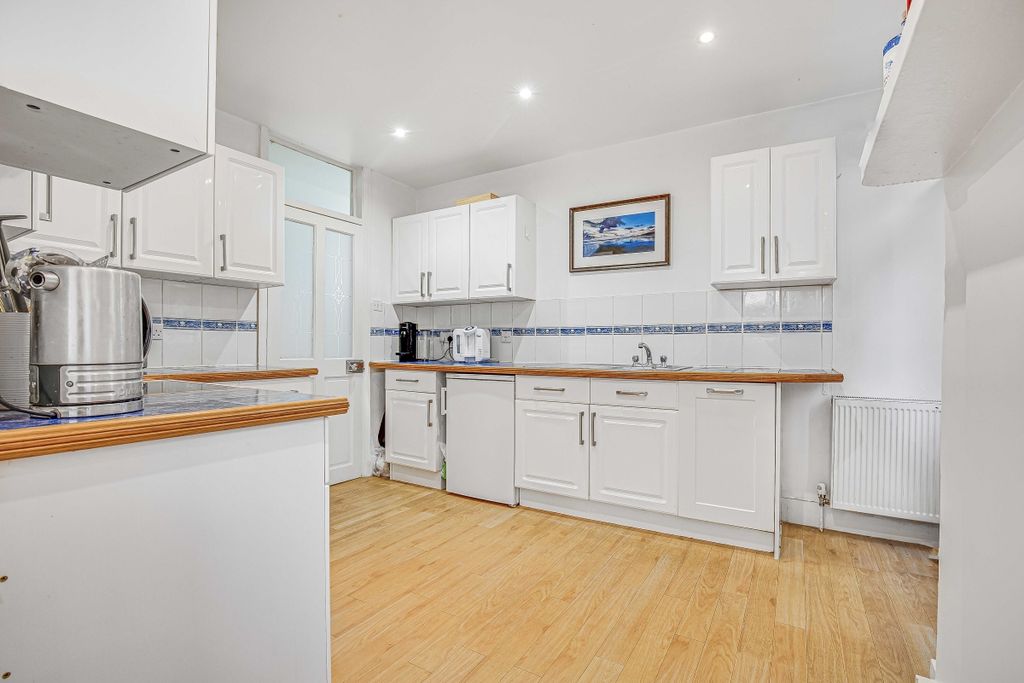 Property photo 3 of 9 Kitchen