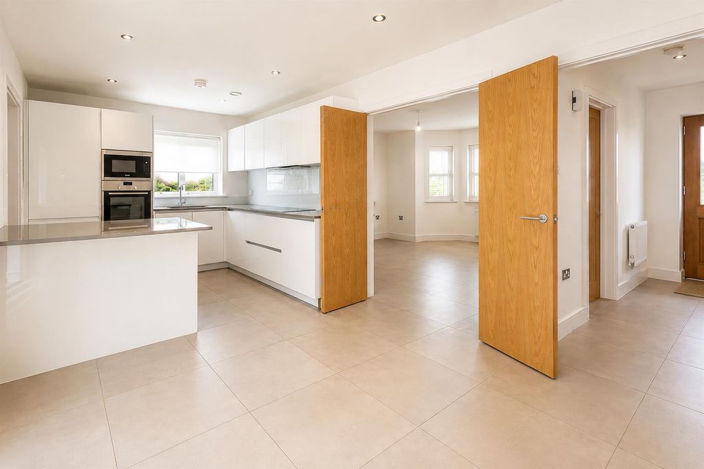 Property photo 2 of 11 c6Fdb920-9591-4E26-86B2-F2321572Adb4.Png