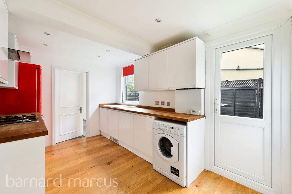 Property photo 3 of 8 Kitchen