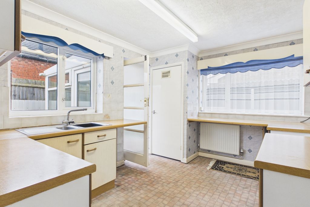 Property photo 3 of 14 Ewemove - Spalding - Kitchen